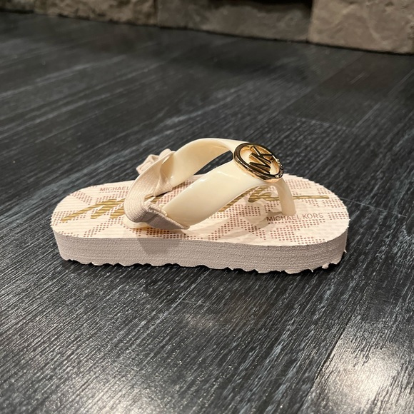Michael Kors Jetset flip flops sandals shoes vanilla Toddlers Girls new - Picture 3 of 9